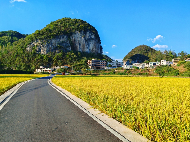 修繕后的Y142公路。范志斌 攝