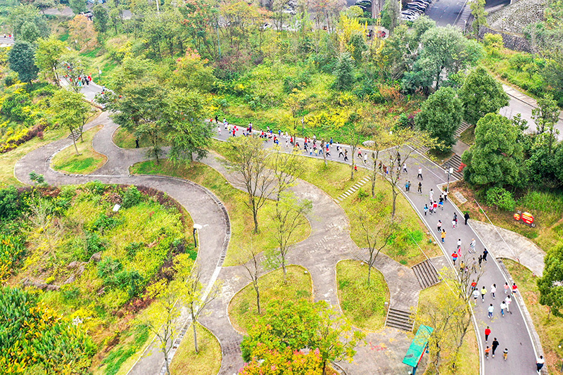 參賽選手在賽道上全力奔跑。李仁軍攝