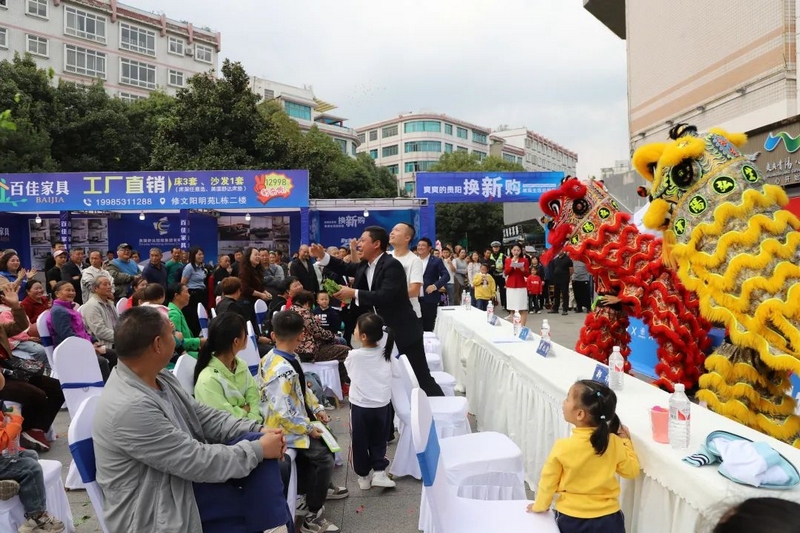 修文縣商務局邀請海爾智家貴州省分公司貴陽區域相關人員，海爾智家經銷商代表、汽車以舊換新經銷商代表、家居以舊換新經銷商代表、電動自行車經銷商代表、客戶代表參加活動。 修文縣融媒體中心陶群 攝