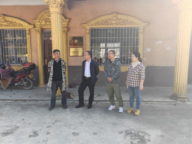 2 圖為劉卓剛在干溝村老年幸福院了解相關情況