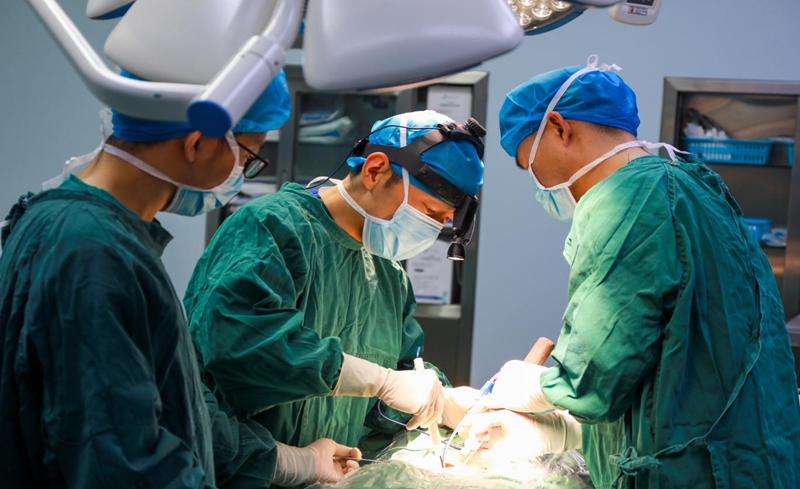 院長張駿為患者行微創經椎間孔腰椎間融合術（MIS-TLIF)