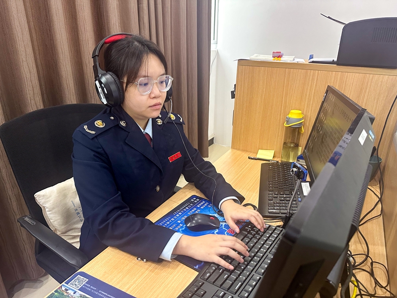 集約中心工作人員線上為納稅人答疑解惑。