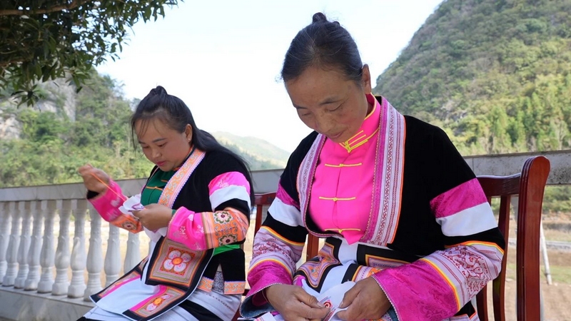 3當地貓族婦女在繡花