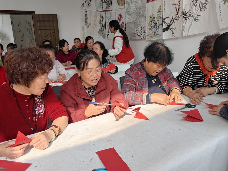 平壩區老年大學與區職業學校聯合舉辦手工剪紙公益班 (4)