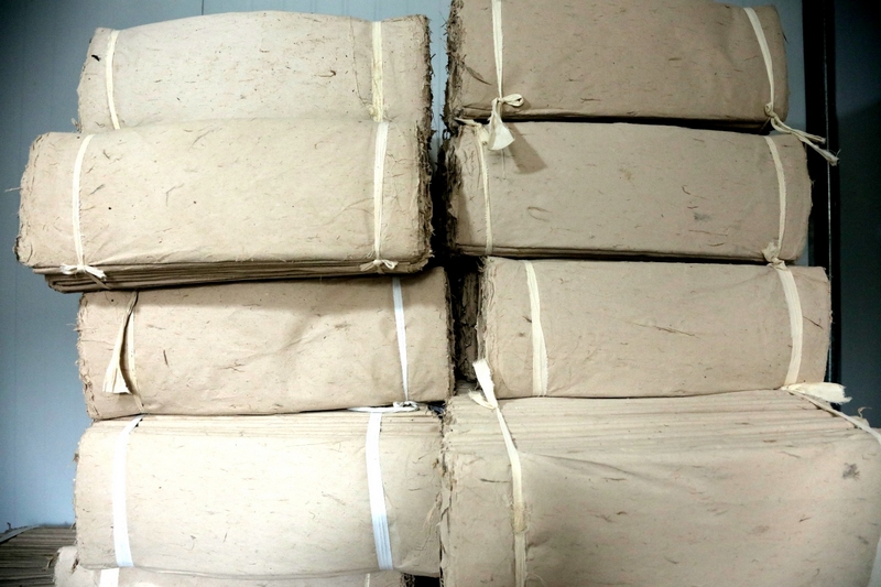 庫房堆滿成品紙。張艦攝