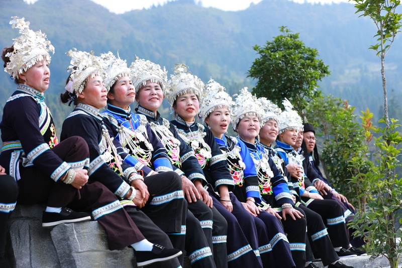 化敖村村民在“情寄巖”山頂上唱侗歌。