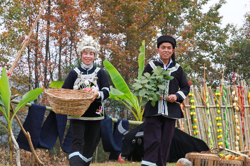化敖村的村民們在彩排“村T”走秀表演。