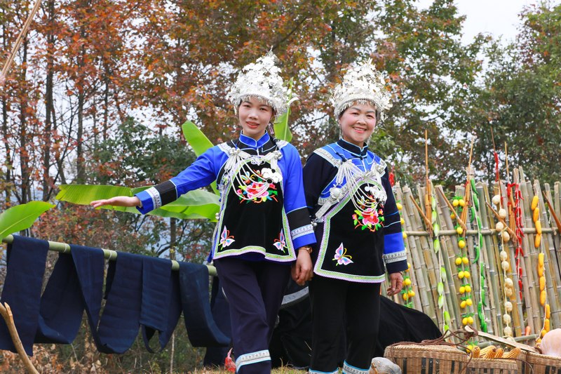 化敖村的村民們在彩排“村T”走秀表演。