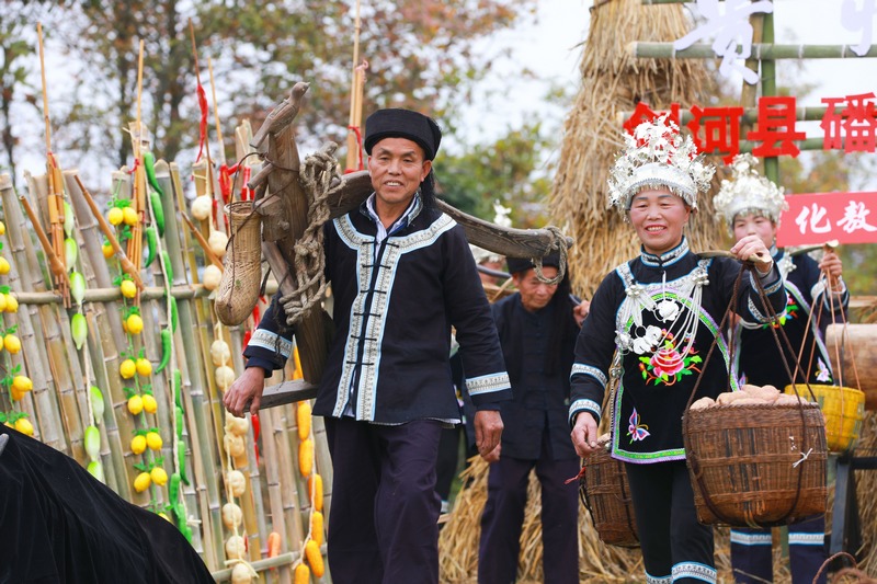 化敖村的村民們在彩排“村T”走秀表演。