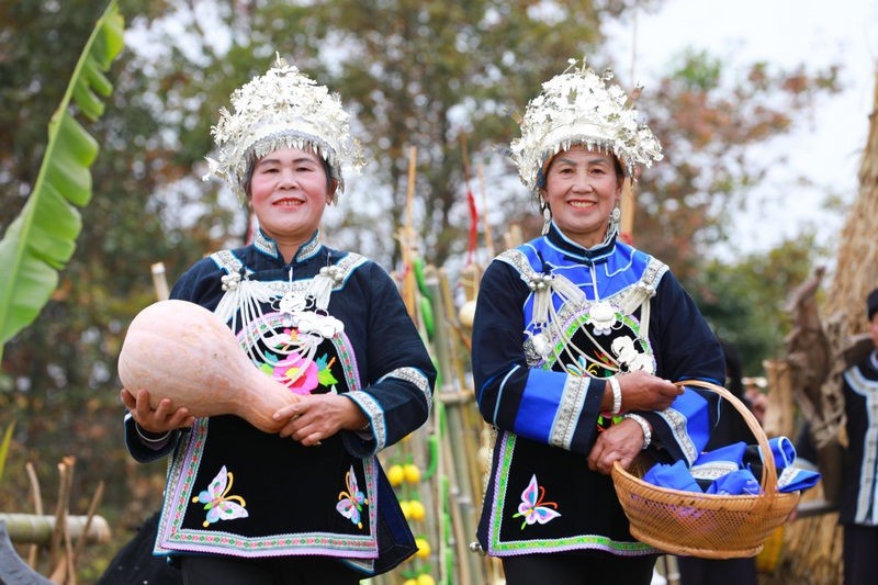 化敖村的村民們在彩排“村T”走秀表演。