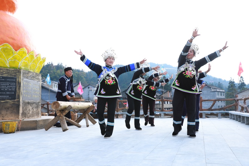 化敖村的村民在挑踩蟲舞。