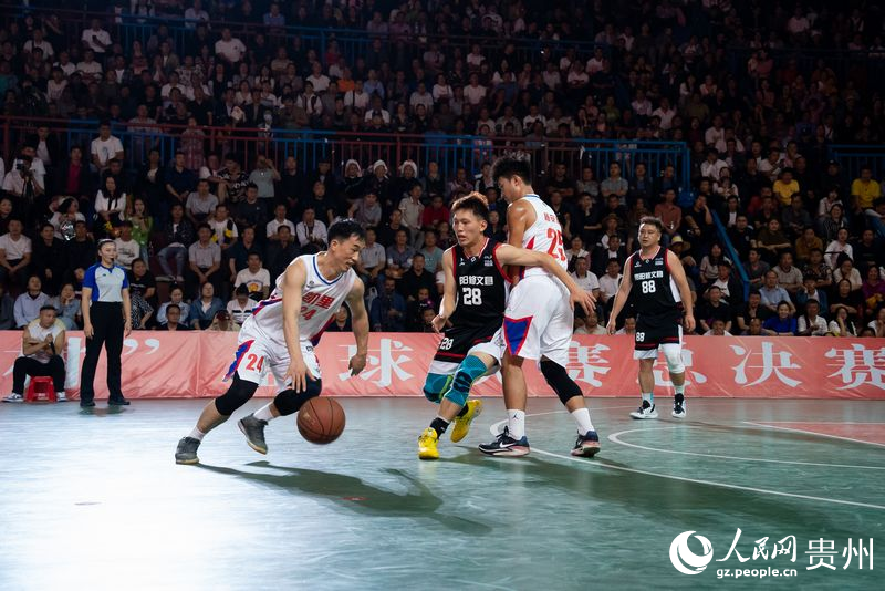 貴州省第二屆“美麗鄉村”籃球聯賽總決賽現場。人民網記者 涂敏攝.jpg