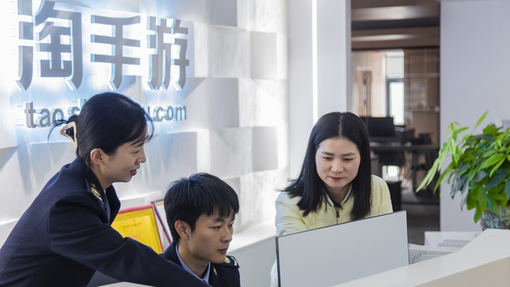 稅務人員到企業解決涉稅疑難問題。張松攝