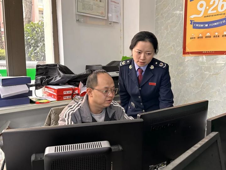 圖為稅務干部到企業輔導納稅人解決涉稅難題。蔣婷攝