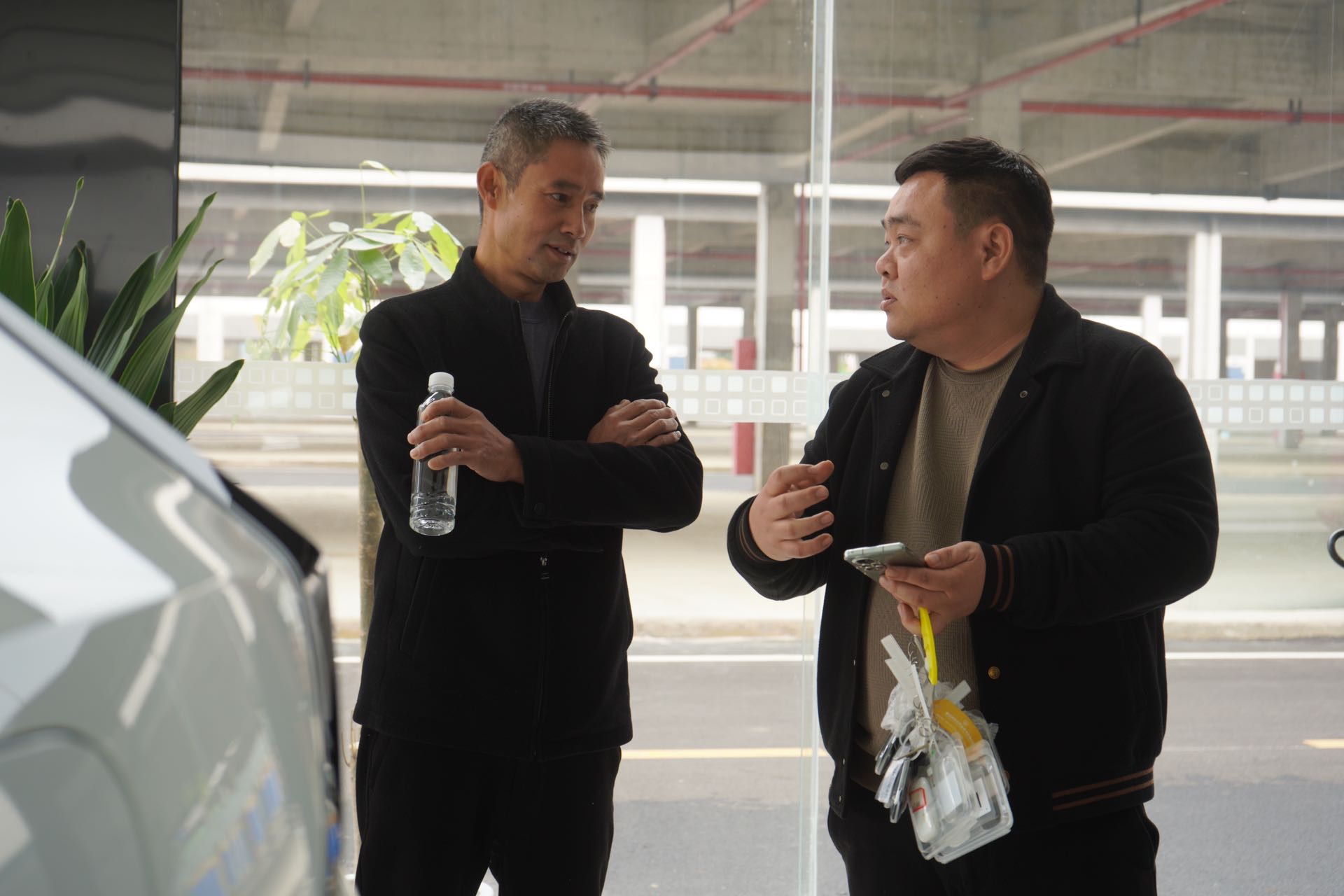 在金沙國際汽車城，顧客正在和銷售人員進行交流。