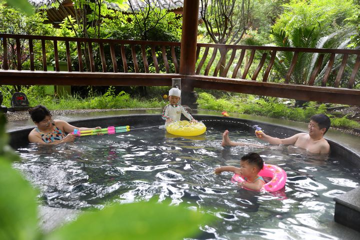 游客在劍河溫泉泡池內玩耍。楊潔茹攝