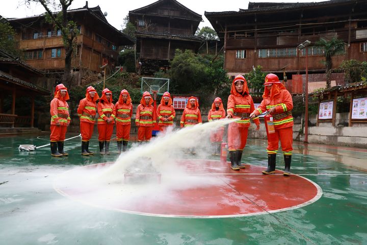 基佑村女子義務消防隊正在開展消防演練。