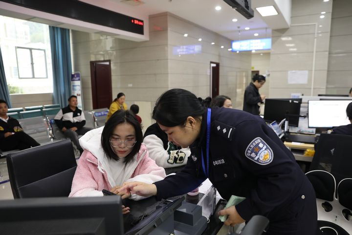 劍河縣政務服務中心公安窗口人員正在給群眾辦理業務。