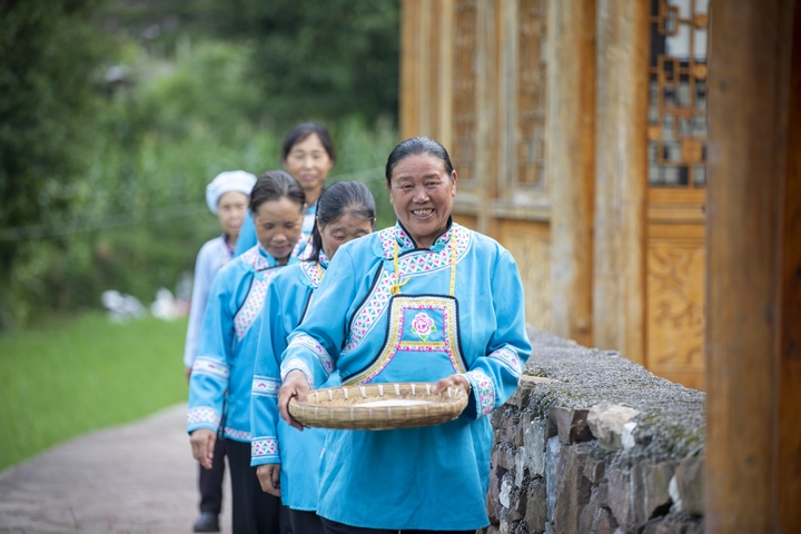背坐村水族婦女。何志剛攝