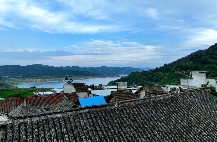 依山靠水的背坐村民居。何志剛攝