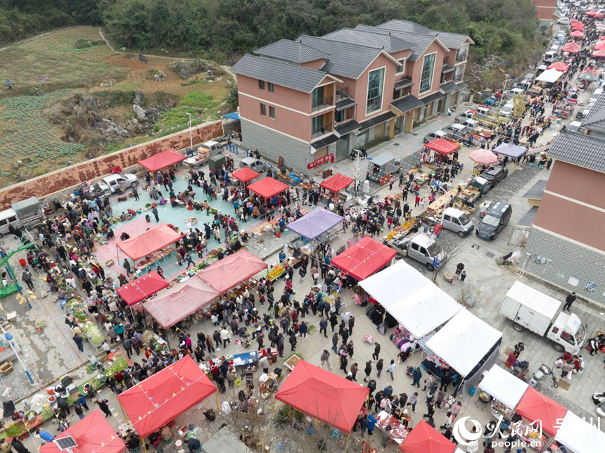 航拍烏當區下壩鎮特色助農集市。人民網 龍章榆攝