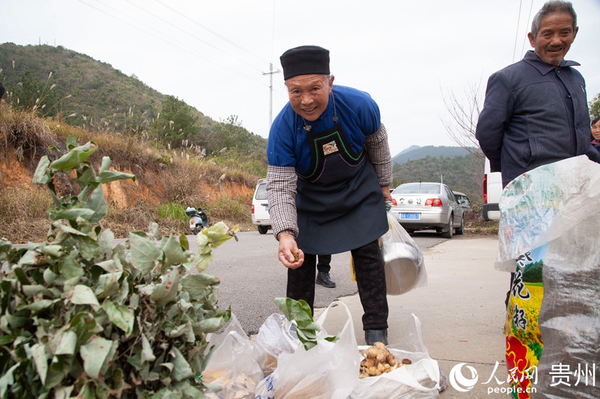 集市內村民展銷的農特產品。人民網 龍章榆攝
