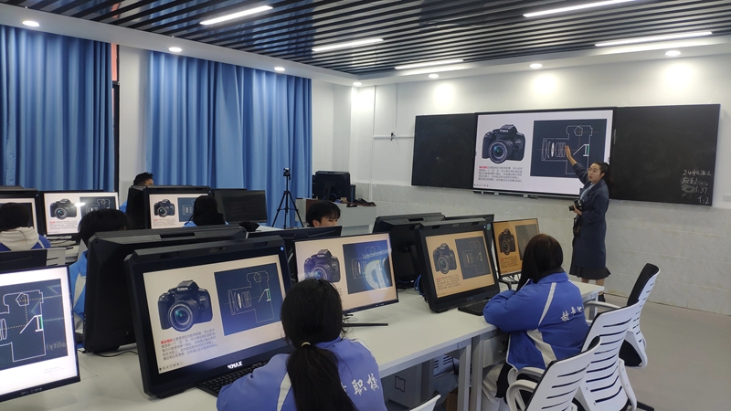 朱玉姝婧在一線進行教學。鄧維宣攝