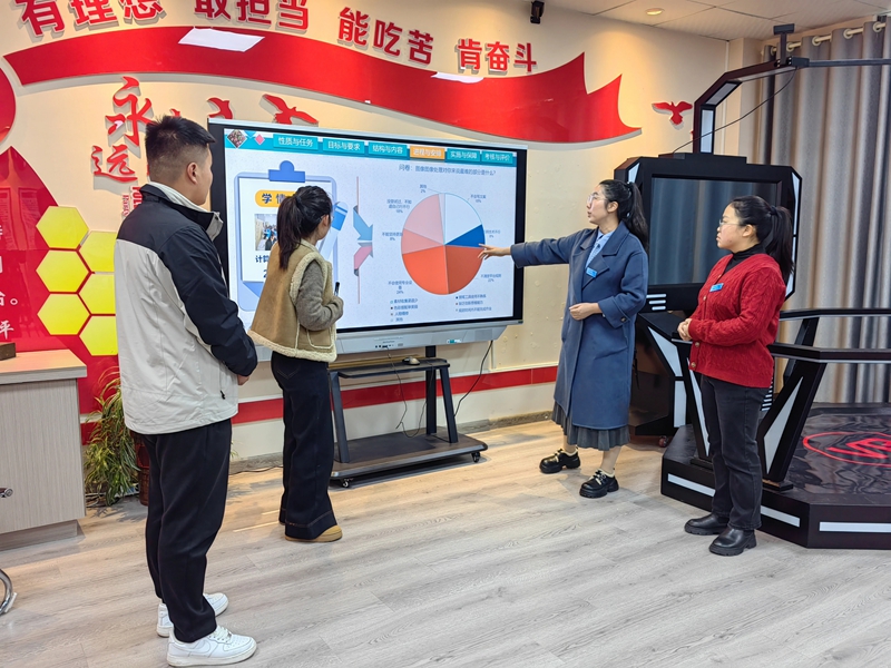 朱玉姝婧在指導青年教師備課。王永勝 攝