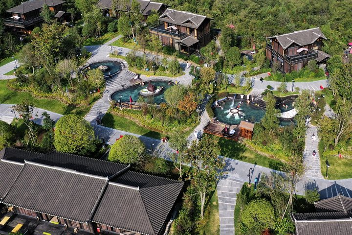 彝山花谷花舍溫泉環境優美。