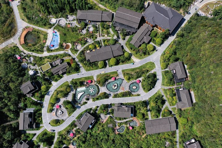 彝山花谷花舍溫泉環境優美。