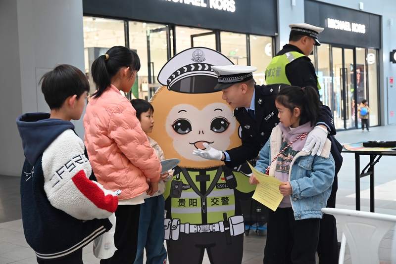 給小朋友普及交通安全常識。沈建華 攝