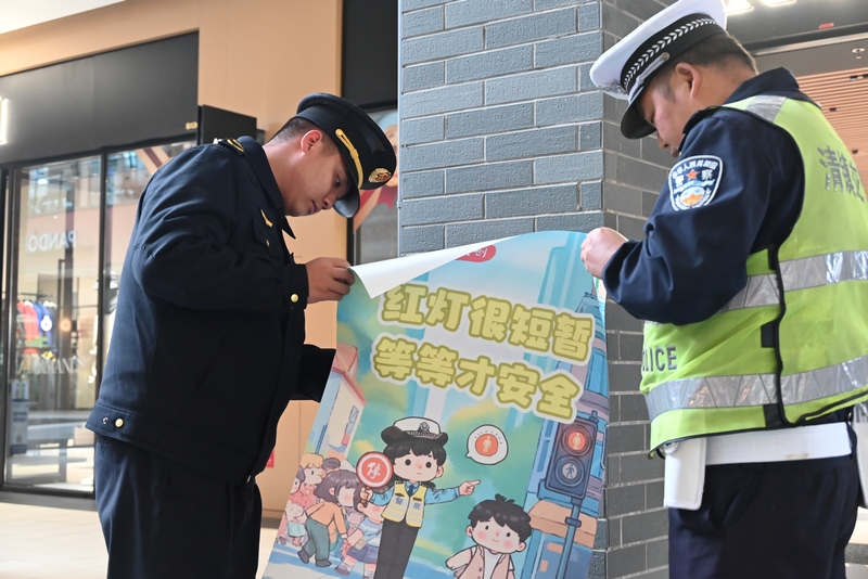 張貼宣傳海報。沈建華 攝