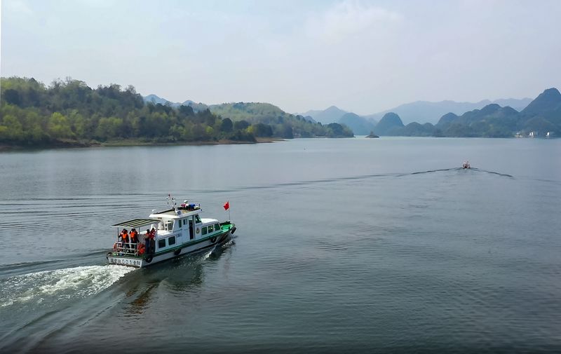 在貴陽百花湖，貴陽市水政監察支隊正在開展河道執法檢查工作，守護一汪碧水。楊良強攝