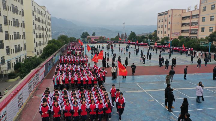 家長們零距離參觀孩子們的大課間活動。謝永奇攝