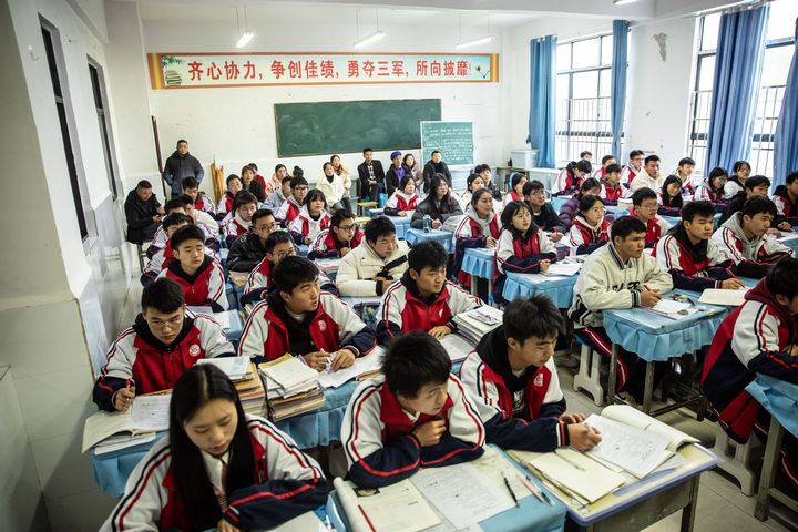 家長與孩子們一起聽課。謝永奇攝