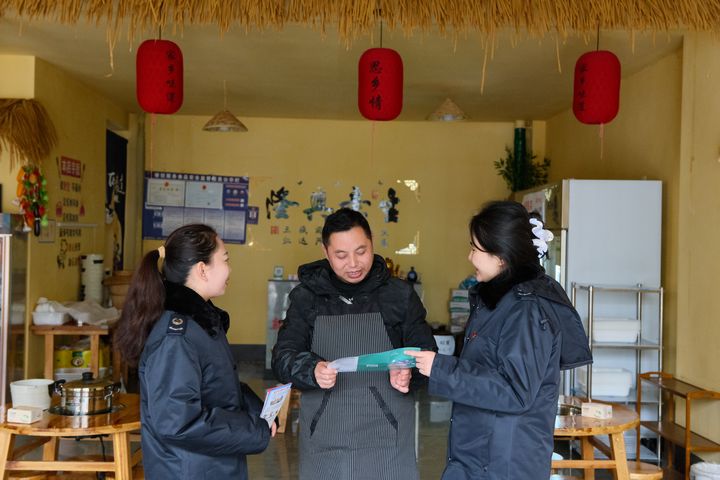 普安縣稅務局工作人員到火鍋店宣傳講解稅費政策，解答涉稅疑難問題。劉蘇慶攝