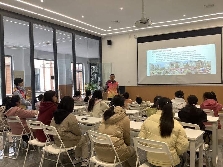 講解家庭教育相關內容現場.