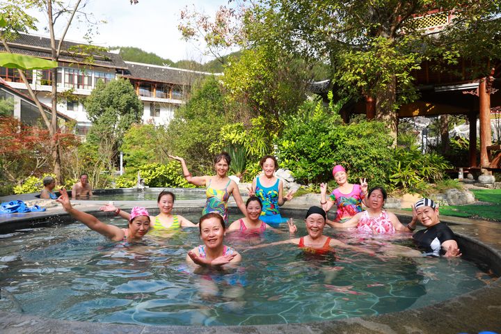 游客在劍河仰阿莎溫泉小鎮泡溫泉。楊家孟攝