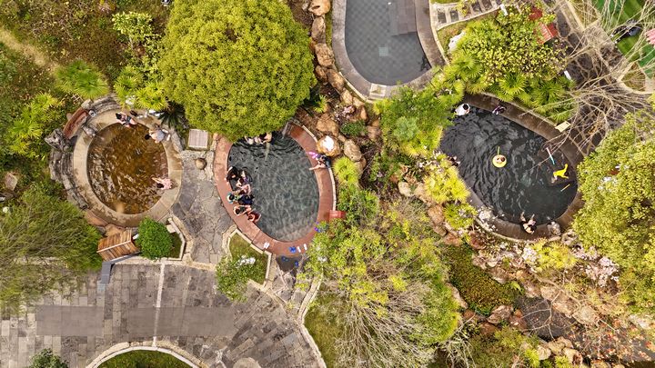 游客在劍河仰阿莎溫泉小鎮泡溫泉。楊家孟攝