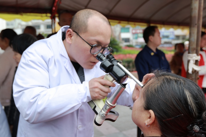 圖為給市民健康檢查。