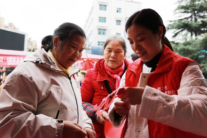 圖為剪紙志愿服務活動。