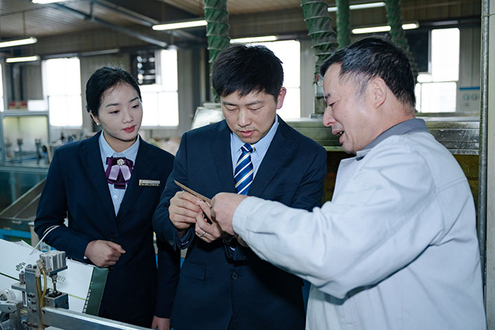 郵儲銀行黔東南州分行工作人員走訪中昊電子。郵儲銀行貴州省分行供圖