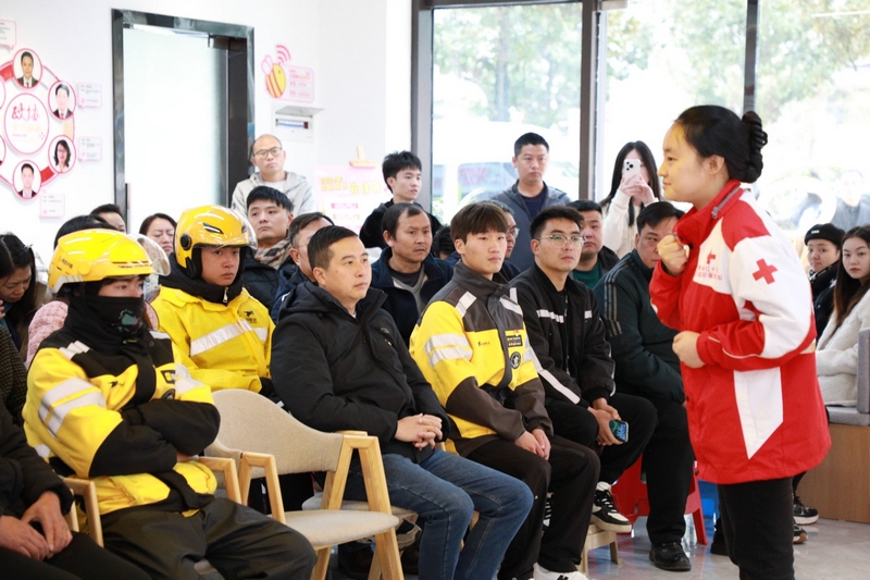 鄒冉（一排左三）、胡紅心（一排左四）等人認真聆聽區紅十字會老師講解應急救護知識