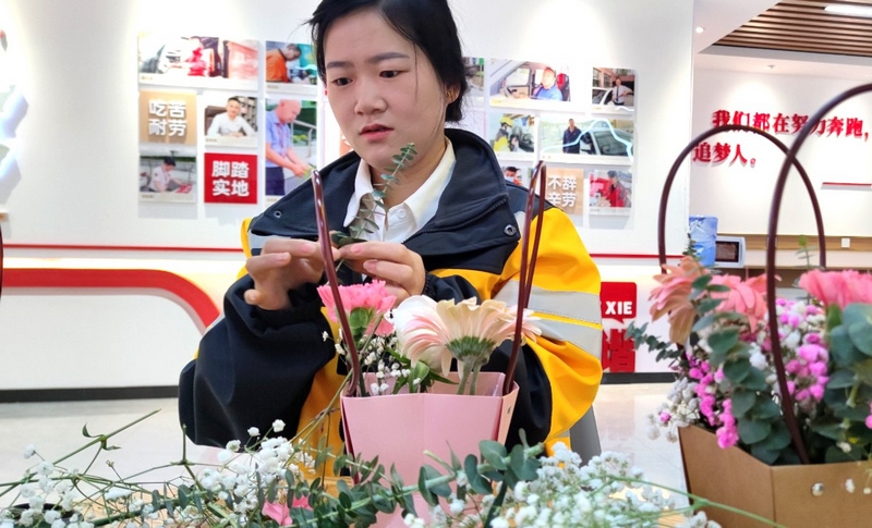 “三八”國際婦女節當天，該中心邀請專業老師為轄區網約車企業、美團外賣站點的20余名女性從業者教授花藝