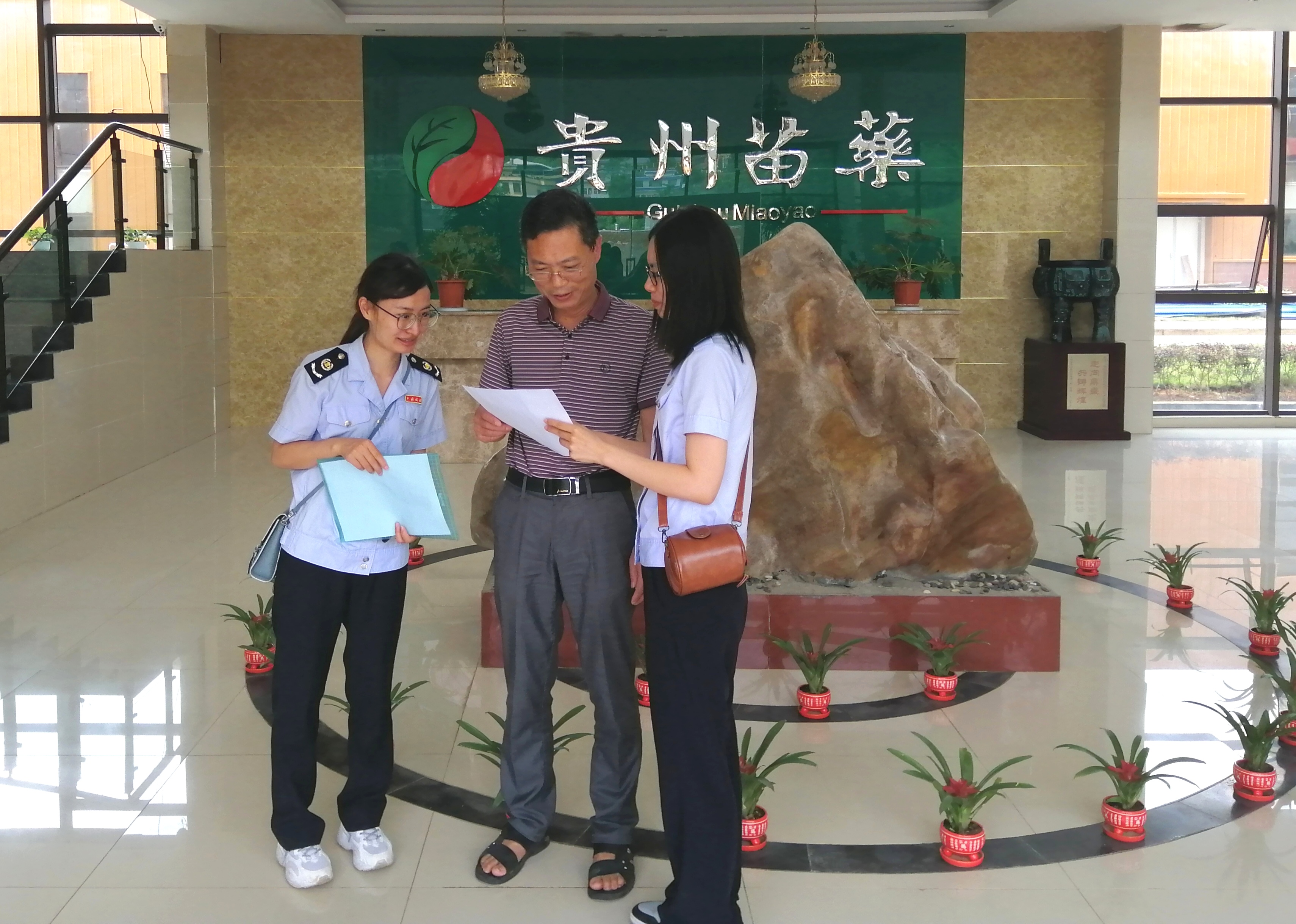 稅務人員到苗藥企業宣傳稅費政策。