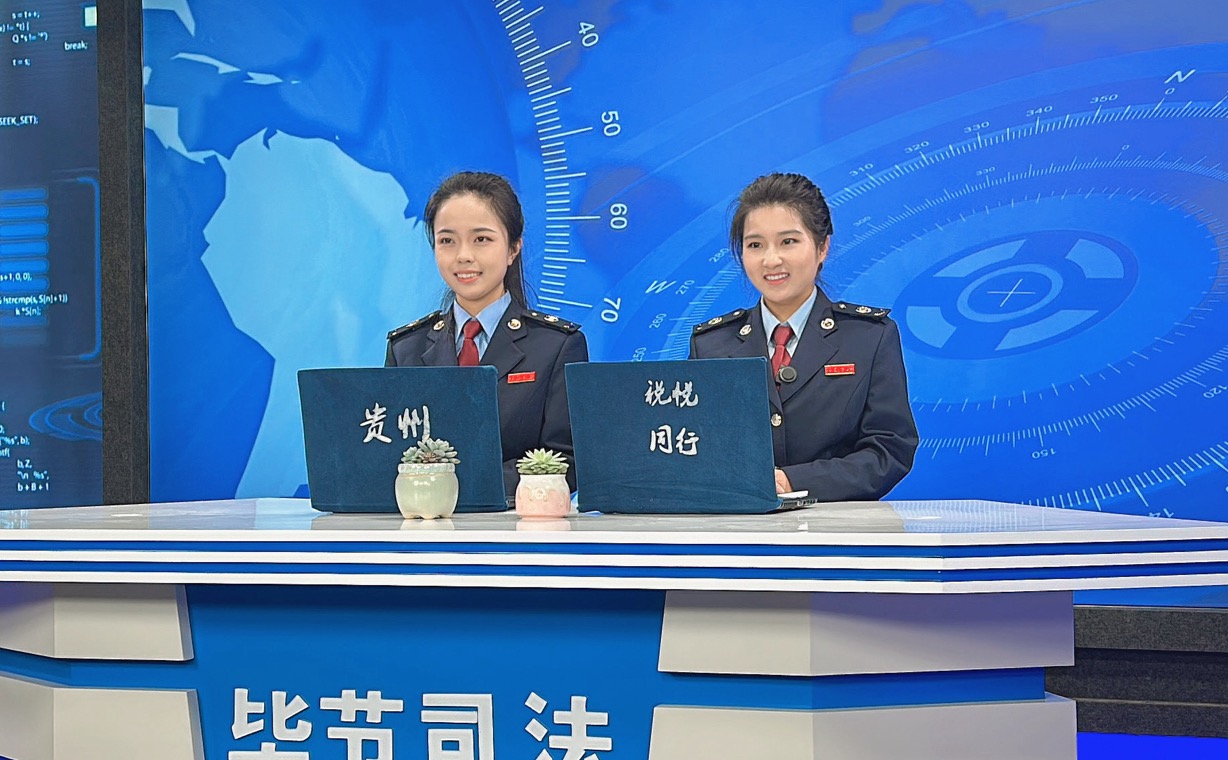 稅務人員在直播中回答納稅人繳費人關心的問題。白雪攝