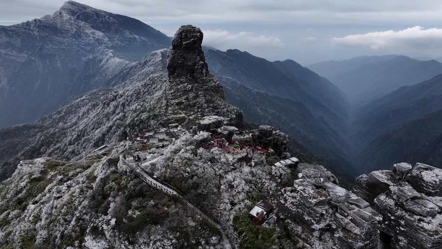 梵凈山披上銀裝。