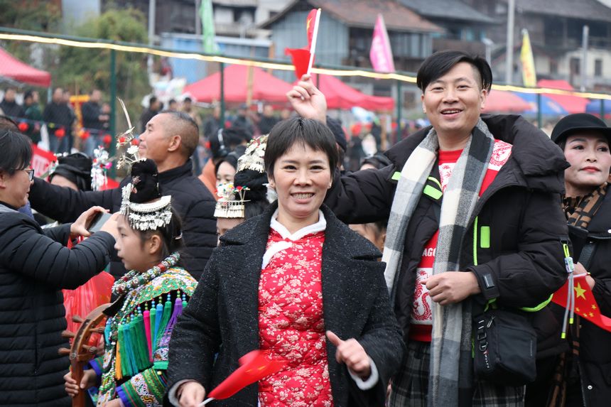 2024黎平·中國侗年蓋寶侗寨分會場上游客一起跳大眾舞蹈。王芳芳攝