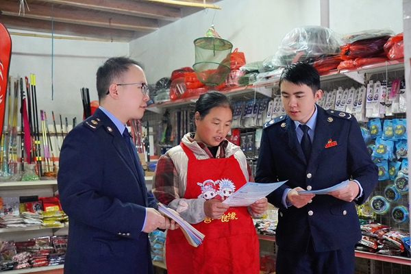 2 三穗縣稅務局工作人員為沿街商鋪宣傳稅惠政策并解答涉稅問題