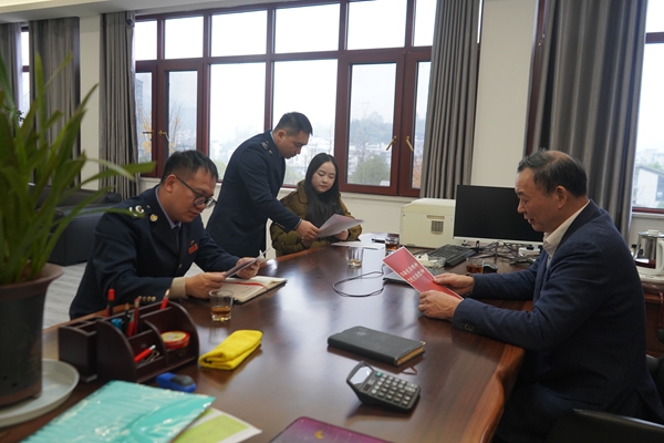 6 國家稅務總局施秉縣稅務局到貴州藝立置業有限公司開展“弘揚憲法精神 稅宣與普法同行”國家憲法日宣傳活動